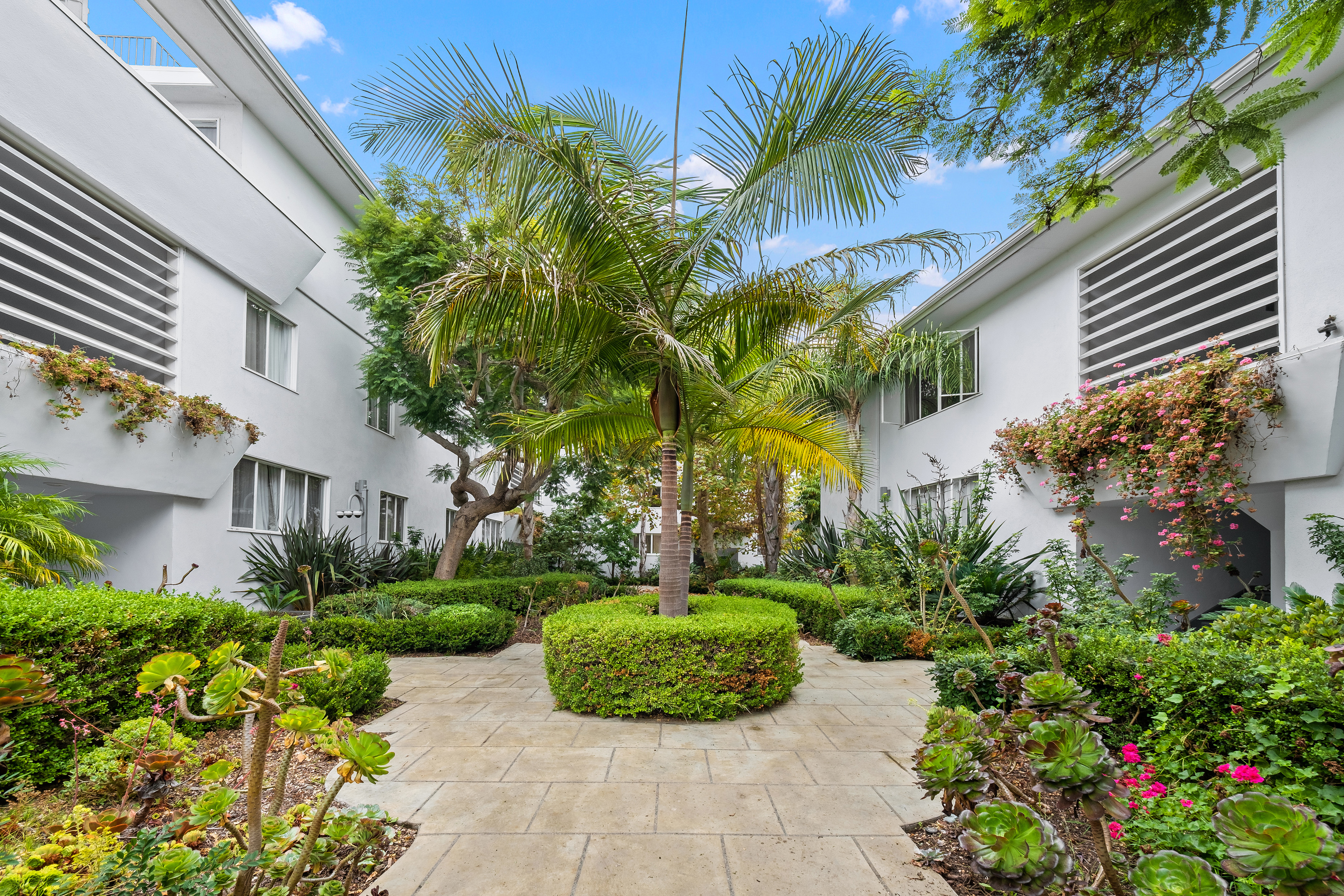 Charming 1 bedroom in Santa Monica — 136 A San Vicente Blvd, Santa Monica, CA 90402 — 1 bed, 1 bath, 670 sqft — for lease