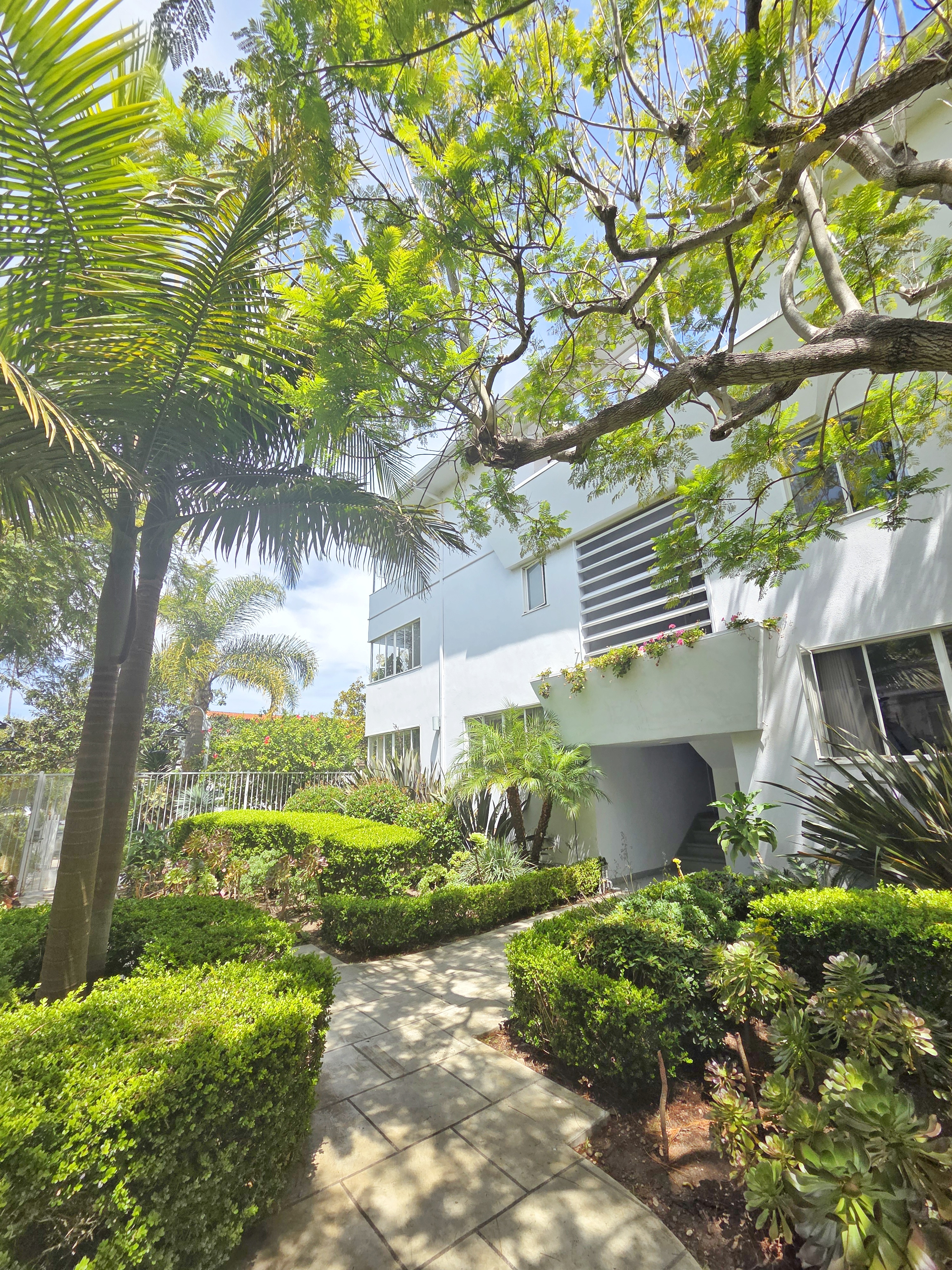 One bedroom and 2 min walk from the panoramic ocean views — 142 A San Vicente Blvd, Santa Monica, 90402 — 1 bed, 1 bath, 670 sqft — for lease — photo 2