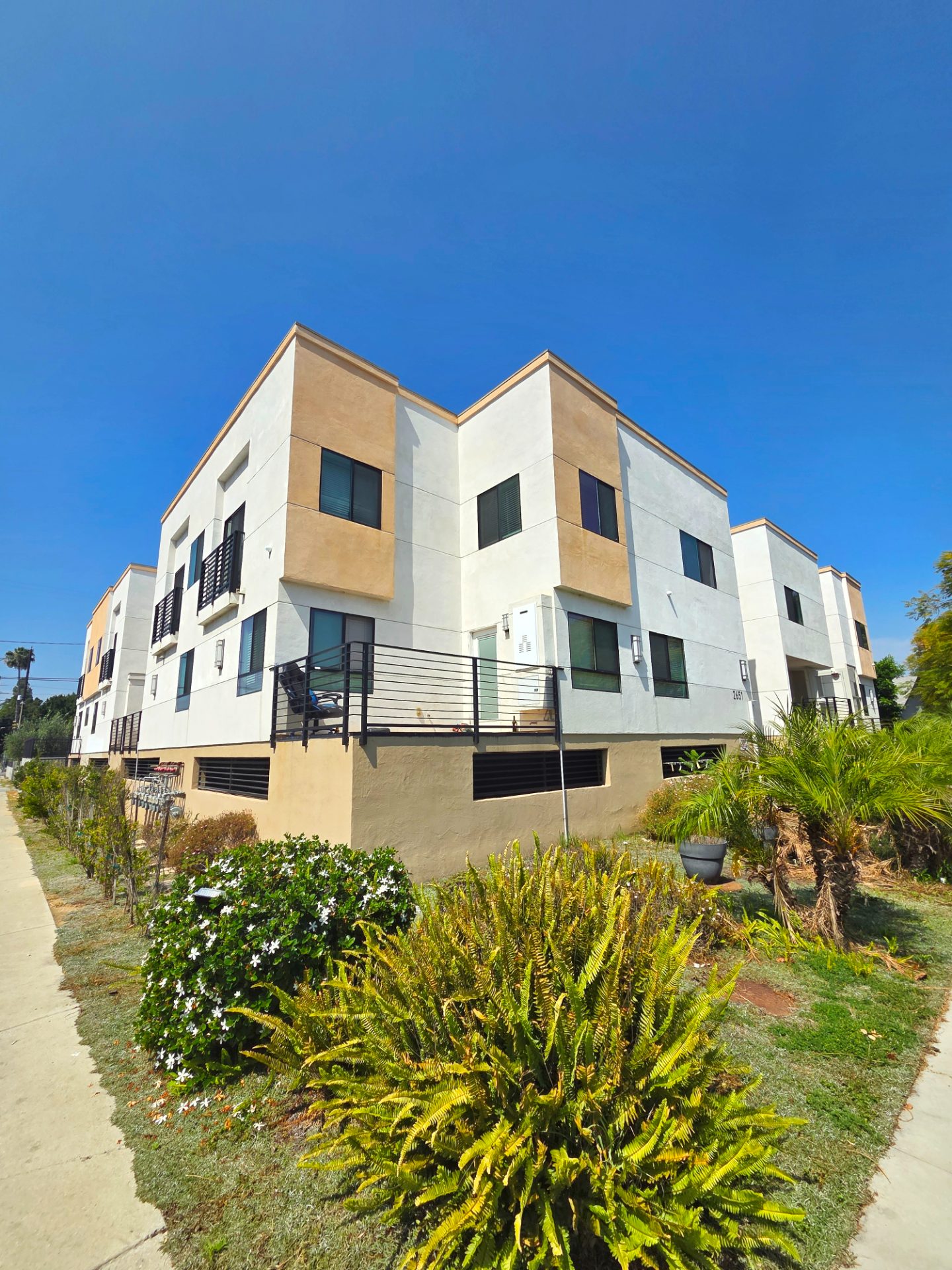 4 bedrooms for lease in West Adams area — 2651 S Hobart Blvd, Los Angeles, CA 90018 — 4 bed, 3 bath, 1,400 sqft — for lease — photo 3